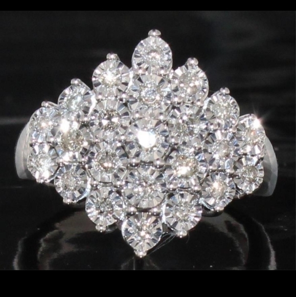 Brilliant 1/2 ct Diamond Design Cluster Ring - Picture 2 of 2